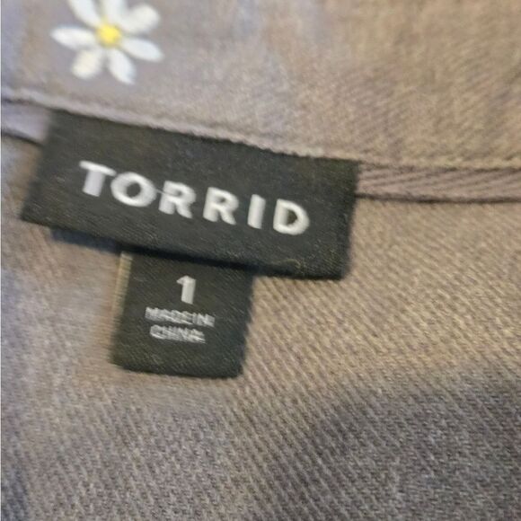 Torrid Gray Daisy Embroidered Button Down Shirt Plus Size - Picture 6 of 8